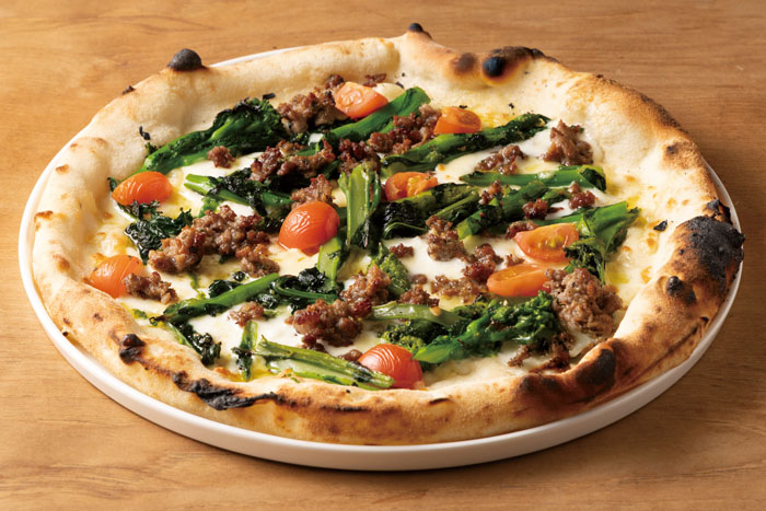 春を呼ぶ香り高い一枚「西東京ニイクラファームのハーブ香る自家製サルシッチャと菜の花のピッツァビアンカ」